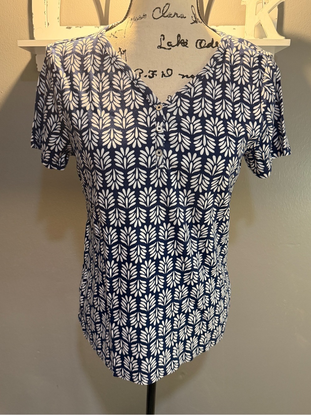 CROFT & BARROW Navy and White Printed Short Sleeve Henley Top Sz M